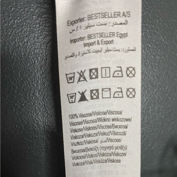 White and black flowy shorts - Picture 4 of 4